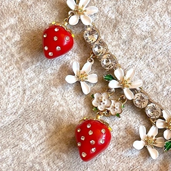 Brand New Betsey Johnson Gold Tone Strawberry Rhinestone Daisy Floral Necklace - Picture 9 of 16